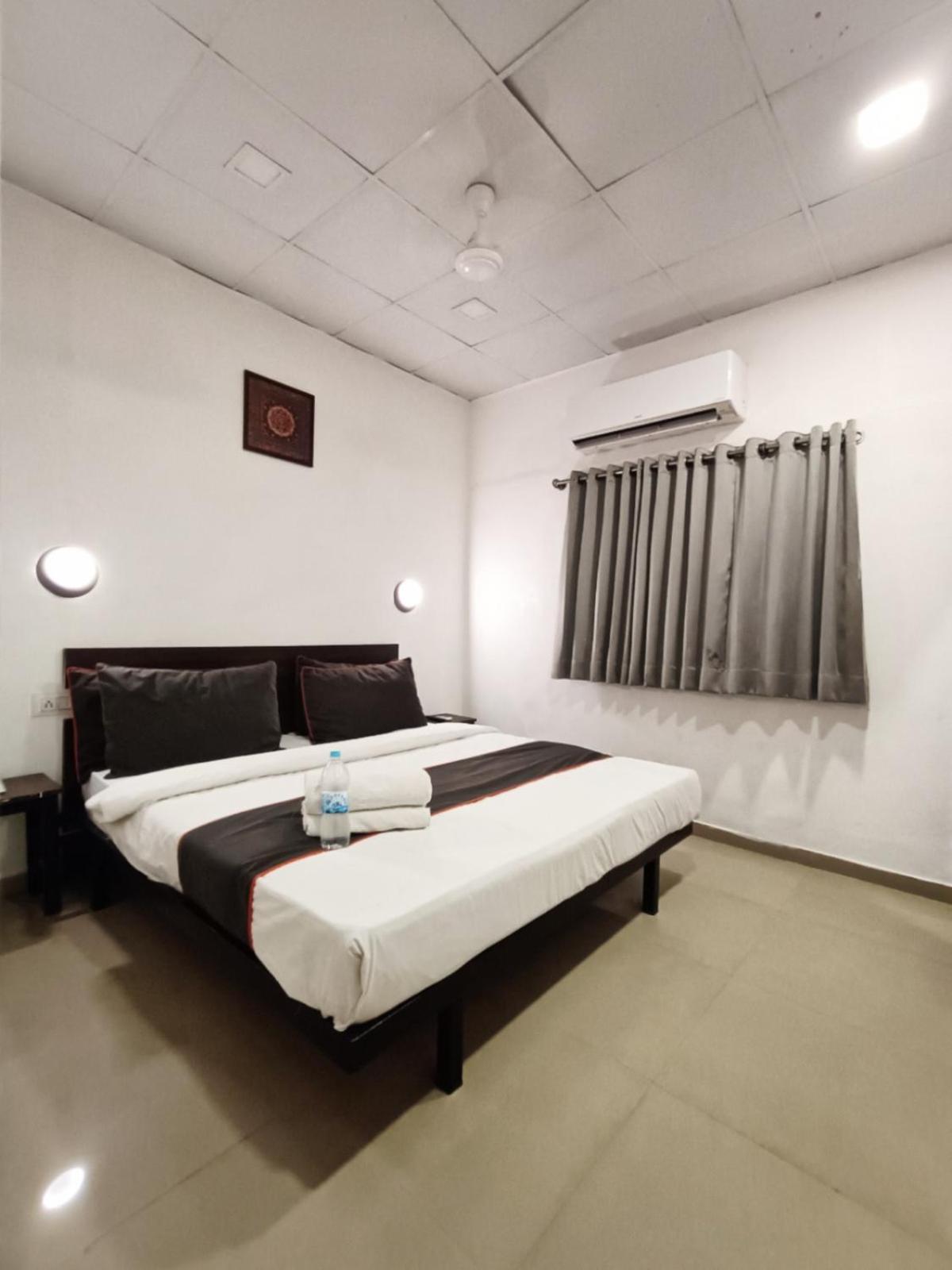 Bhatha Hotel Gokul Solitaire, Surat מראה חיצוני תמונה