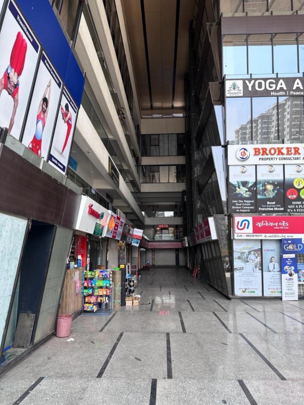 Bhatha Hotel Gokul Solitaire, Surat מראה חיצוני תמונה