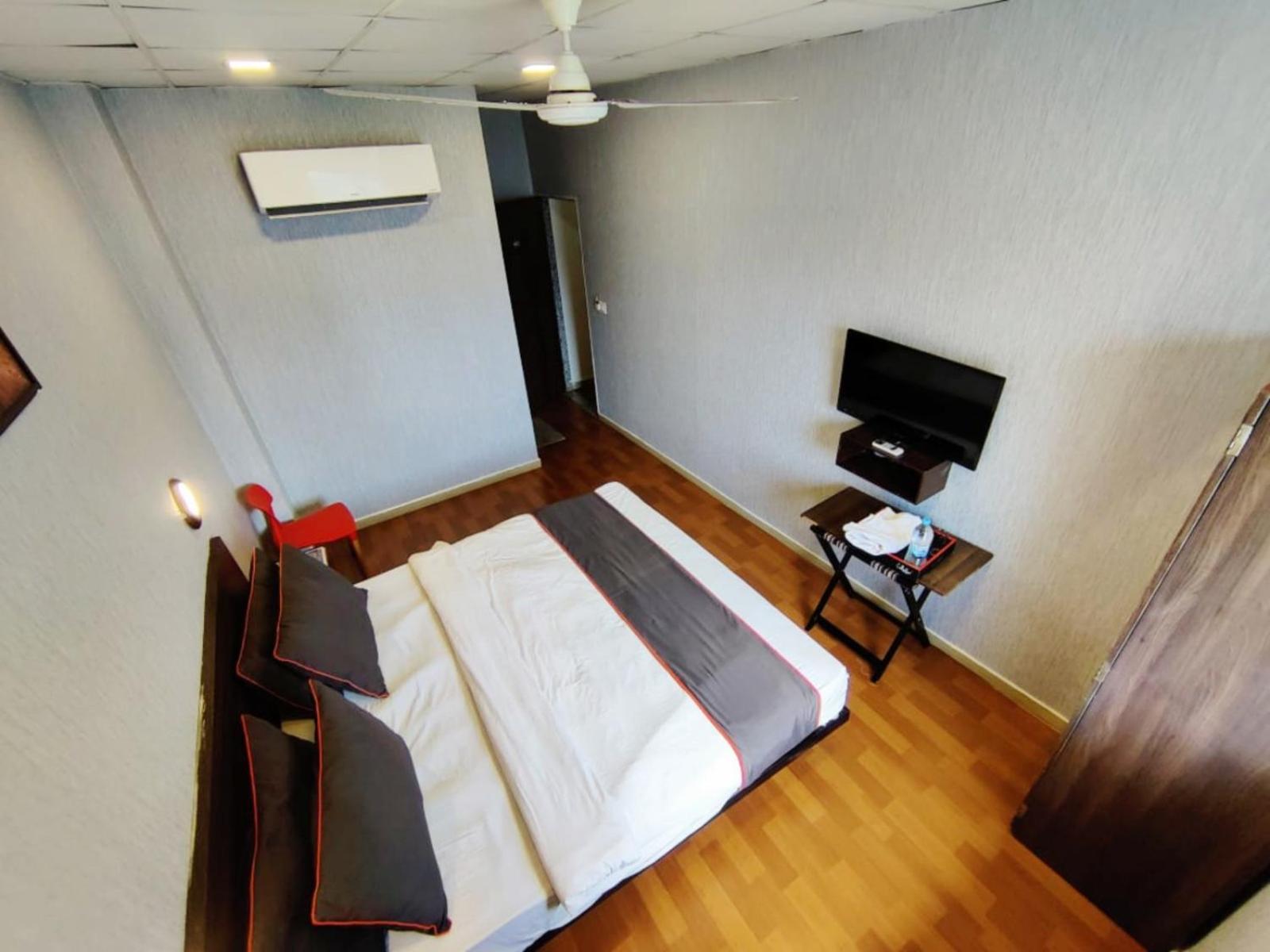 Bhatha Hotel Gokul Solitaire, Surat מראה חיצוני תמונה